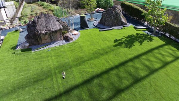工事1年目の人工芝の庭Garden with artificial turf in the first year of construction