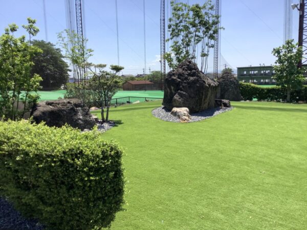 工事2年目の人工芝の庭Artificial grass garden in the second year of construction