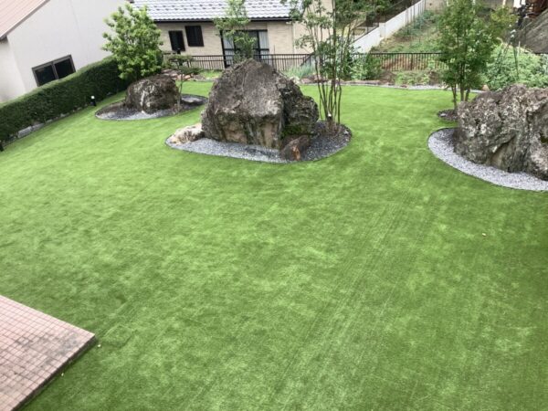 工事3年目の人工芝の庭Artificial turf garden after 3 years of construction