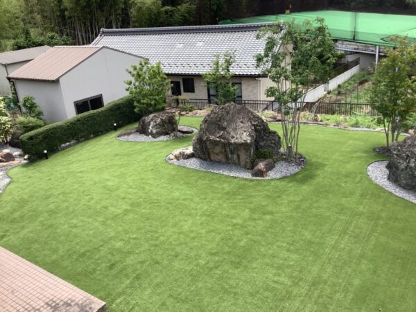 工事4年目の人工芝の庭Artificial turf garden after 4 years of construction